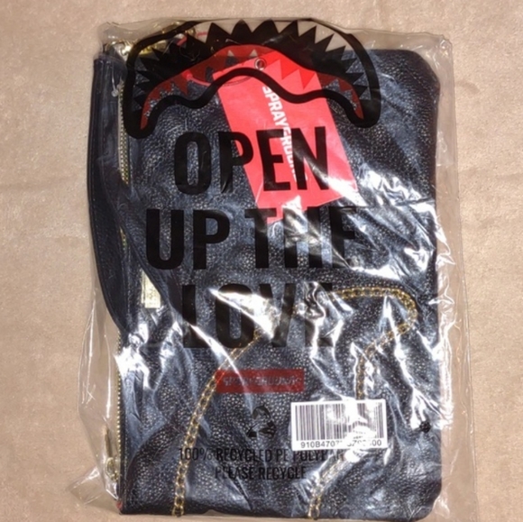 ๐SPRAYGROUND ๐Leveled Up SPLIT QUILT Shark Crossbody Clutch want it Now! - Picture 10 of 15